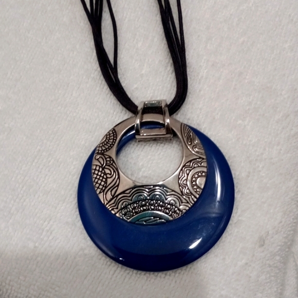 Coldwater Creek Navy Lucite & Engraved Silver Tone Circle - Picture 2 of 5